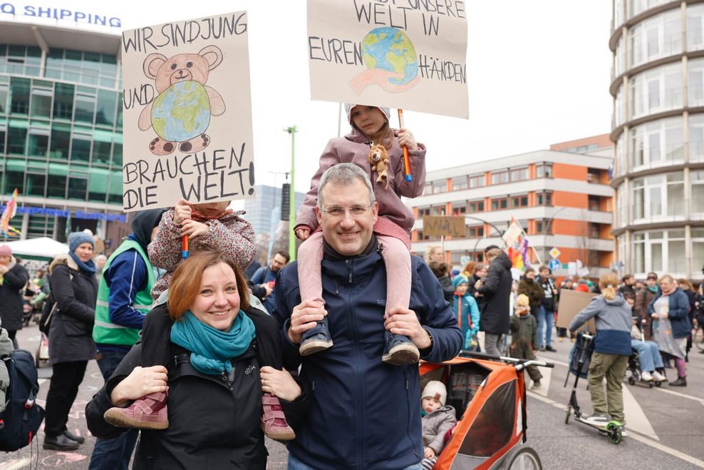 Rebekka (35) und Matthias (52) mit ihren Kindern Tessa (l) und Edda (beide 4)