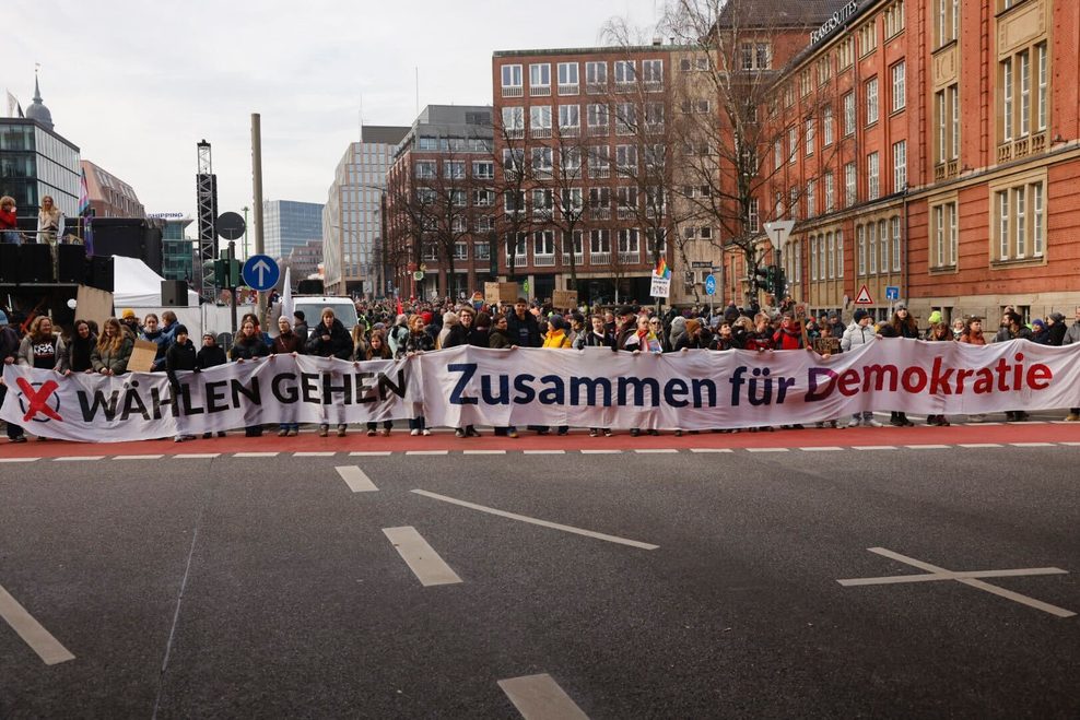 Der Demonstrationszug setzt sich in Bewegung.