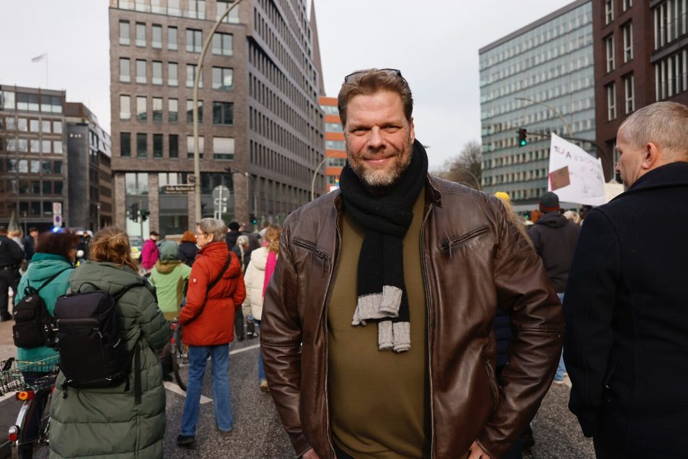 Auch der Hamburger Schauspieler Tetje Mierendorf setzte am Samstagmittag ein Zeichen gegen Rechts.