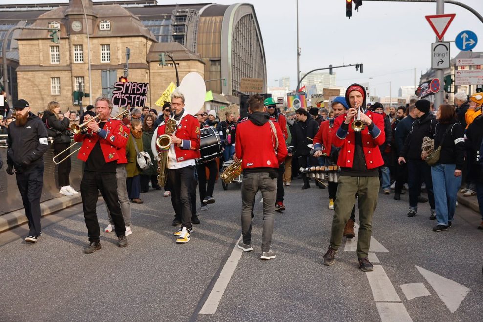 „Meute“ führt den Demo-Rave an.