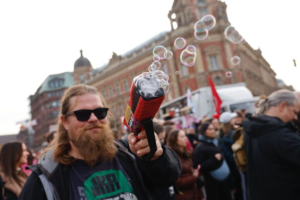 Demo-Teilnehmer Paul protestiert mit einer Seifenblasenpistole