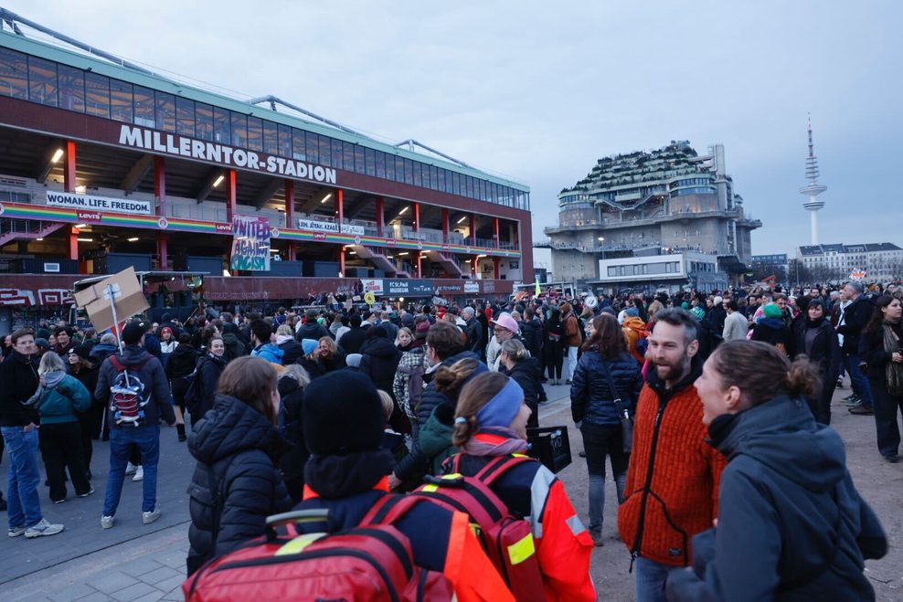 Vor dem Millerntorstadion versammeln sich immer mehr der Demo-Teilnehmer.