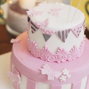 Eine Torte aus rosa Fondant