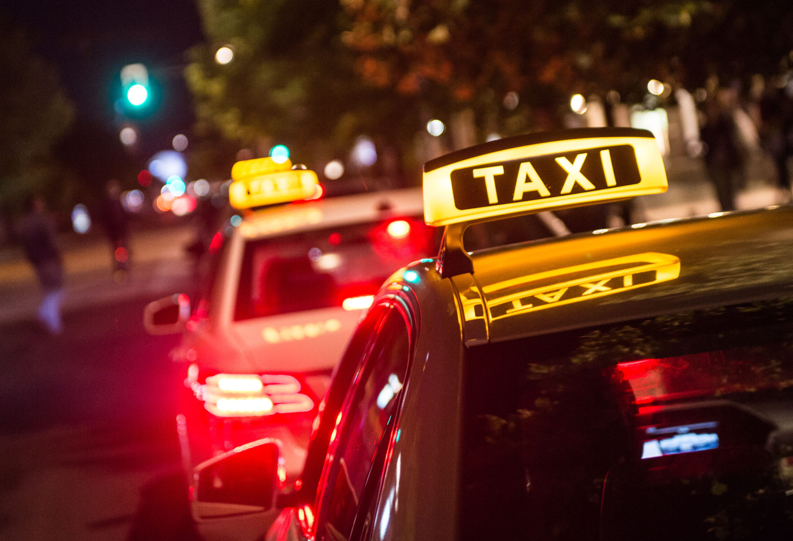 Ein Taxifahrer wurde am Sonntag angegriffen und sein Fahrzeug geklaut. (Symbolbild)