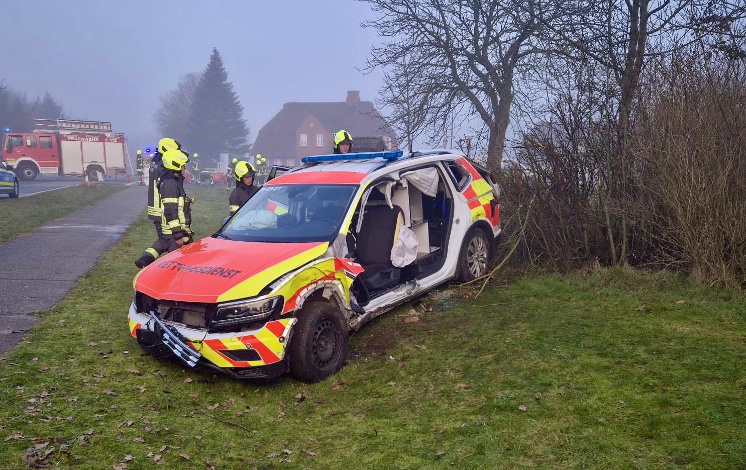 Im Norden: Rettungsfahrzeug kollidiert mit Postauto – Sanitäter schwer verletzt