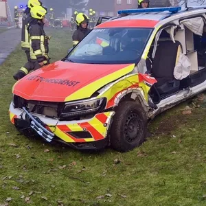 Im Norden: Rettungsfahrzeug kollidiert mit Postauto – Sanitäter schwer verletzt