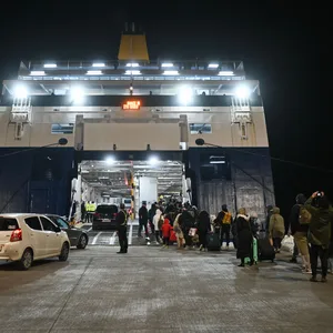 Einwohner von Santorini verlassen ihre Insel per Schiff.