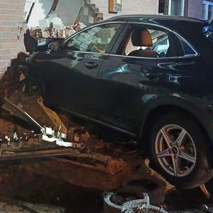 Schwerer Unfall in Apen (Ammerland): Ein Autofahrer hat ein Loch in eine Hauswand gerissen.