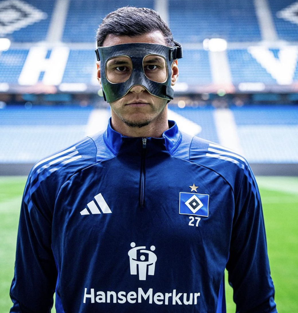 Davie Selke schaut mit Maske in die Kamera