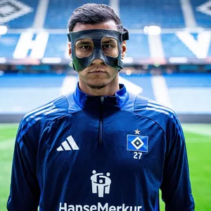 Davie Selke schaut mit Maske in die Kamera
