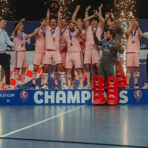 Deutsche Hallenhockey-Nationalmannschaft der Herren jubelt nach Gewinn der WM