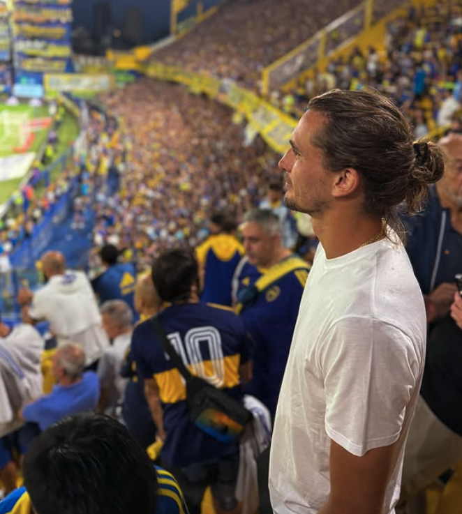 Alexander Zverev steht staunend im Stadion der Boca Juniors