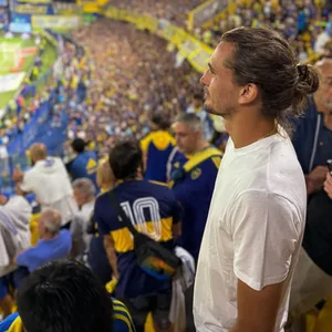 Alexander Zverev steht staunend im Stadion der Boca Juniors