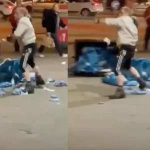 Ein Video zeigt, wie ein Mann mit einer Glasflasche, die er zuvor aus den blauen Müllsäcken gefischt hat, auf die Fassade des „Elbschlosskellers“ wirft.