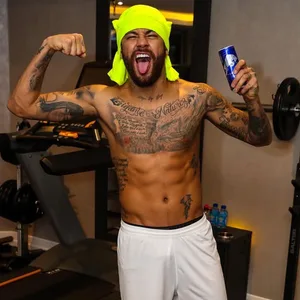 Neymar mit freiem Oberkörper