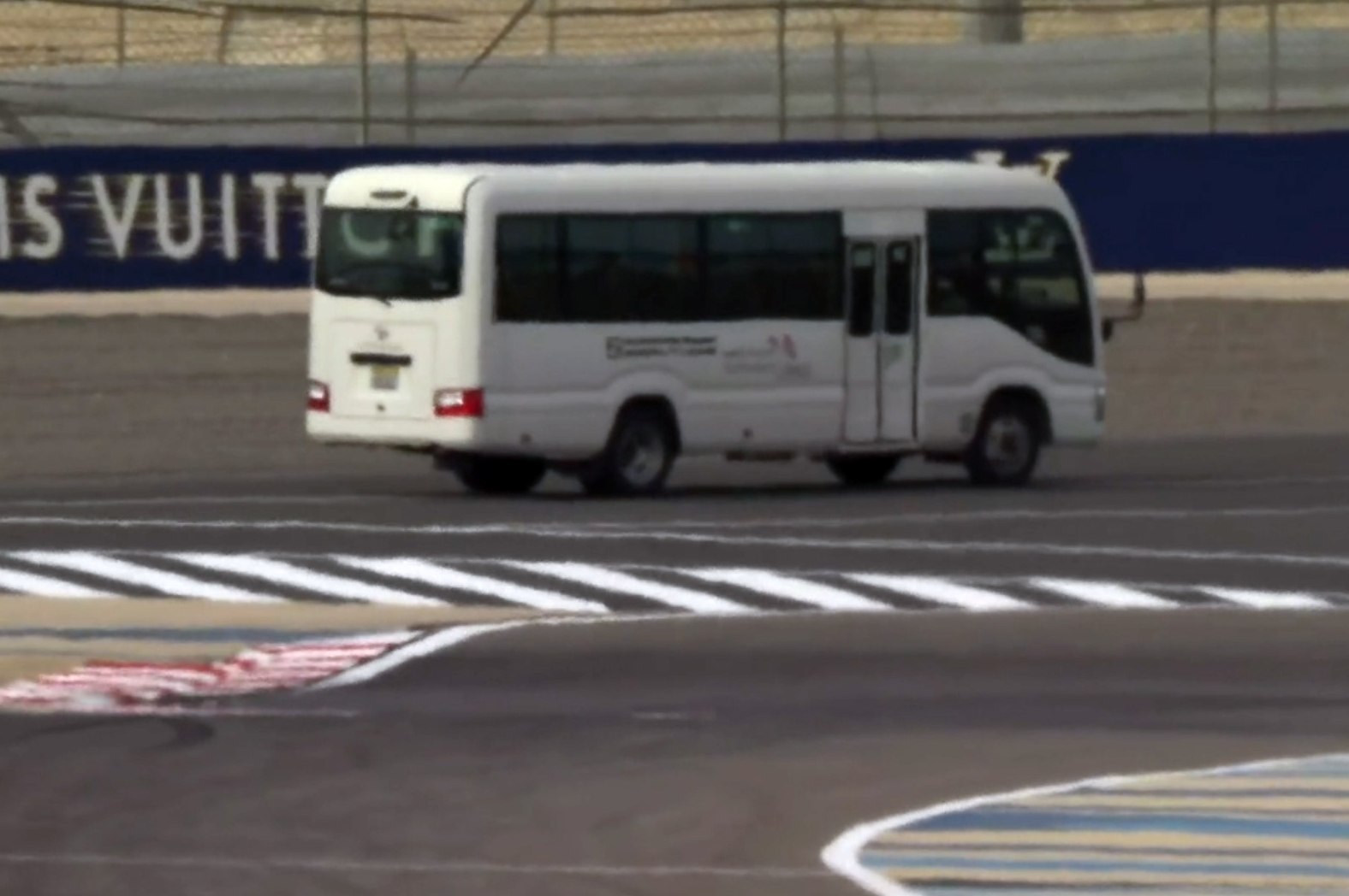 Ein Bus auf der Formel 1-Strecke in Bahrain