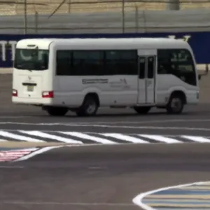 Ein Bus auf der Formel 1-Strecke in Bahrain