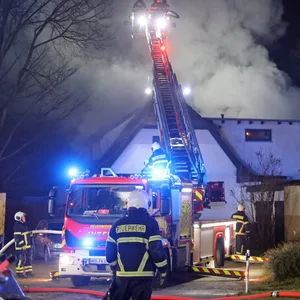 Dach eines Doppelhauses in Rosrock in Flamen – mehrere Senioren verletzt