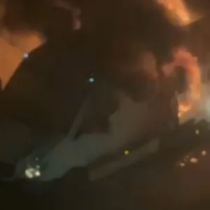 Fahrzeug in Flammen