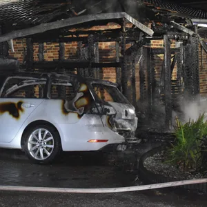 Das Gartenhaus und der PKW wurden bei dem Feuer in Wüsting komplett zerstört