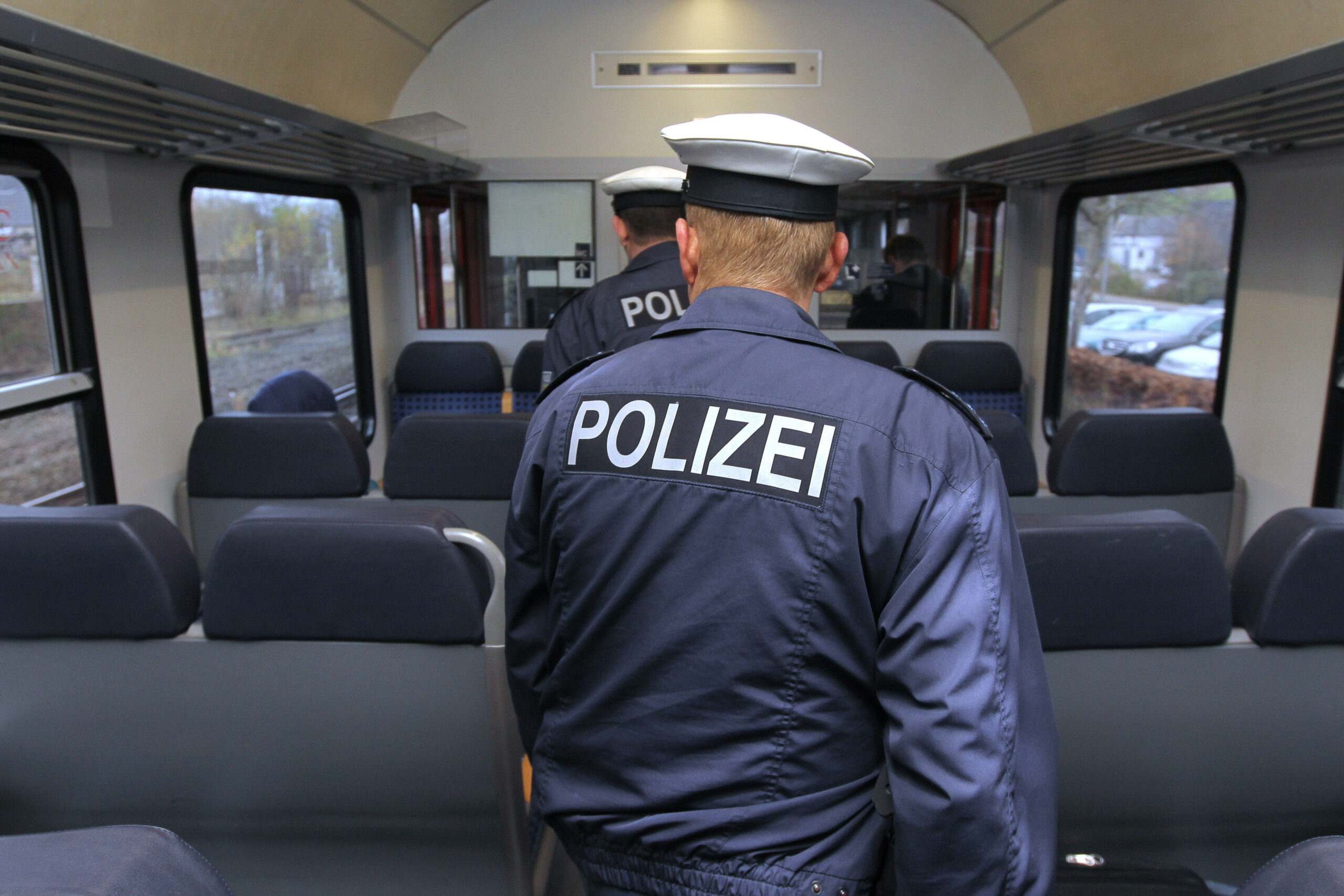 Bundespolizisten in einem Zug (Symbolbild).