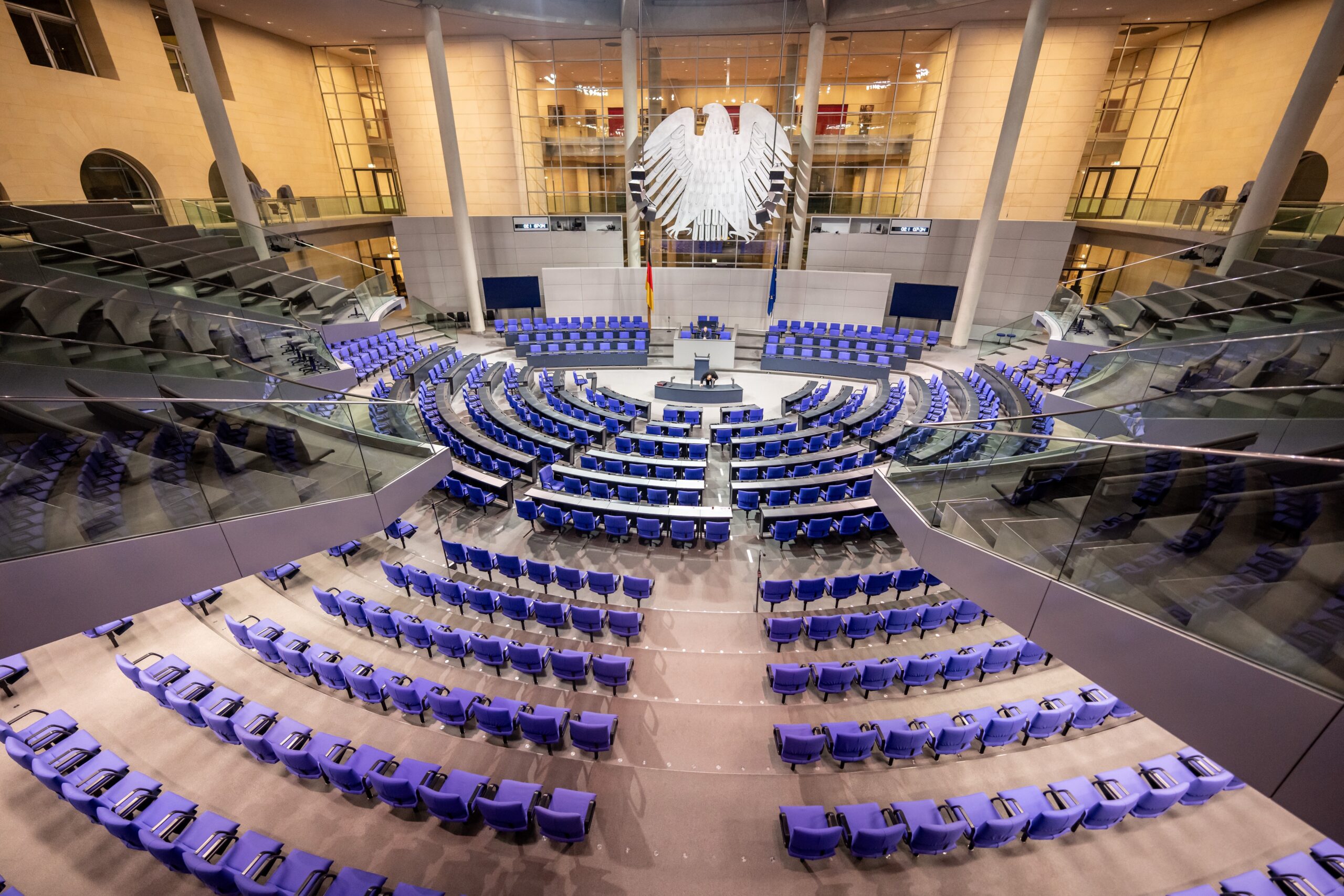 Der leere Plenarsaal im Bundestag.