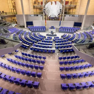 Der leere Plenarsaal im Bundestag.