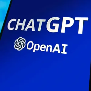 Smartphone mit der App ChatGPT von OpenAI (Symbolbild).