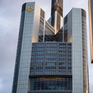 Frankfurt am Main: Das Logo des Commerzbank ist an einer Filiale in Sichtweite der Zentrale der Commerzbank angebracht.