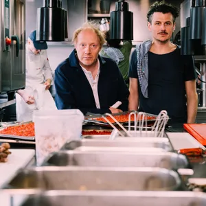 Zwei Männer stehen in einer Restaurant-Küche.