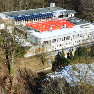 Blick auf das ehemalige „Berghotel Hamburg Blick“. Links befanden sich Rezeption und Restaurant, und rechts ist der Hotelkomplex zu sehen, in dem es 2023 gebrannt hatte.