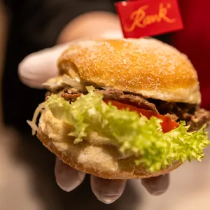 Nidda: Der Dönerkreppel ist die neueste Kreation der Stadtbäckerei Rank für die Karnevalsaison 2025.