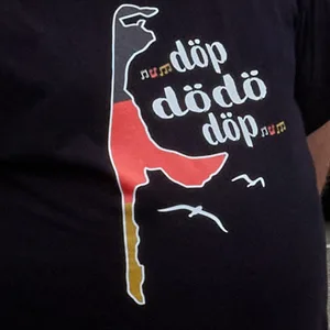 Mann mit einem „Döp dö dö döp“-T-Shirt.
