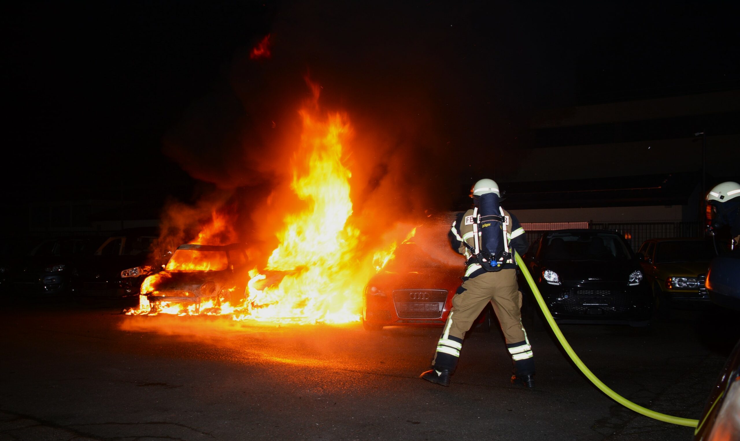 Zwei Pkw brannten in der Nacht zum Mittwoch auf einem Autohof in Wentorf bei Hamburg aus.