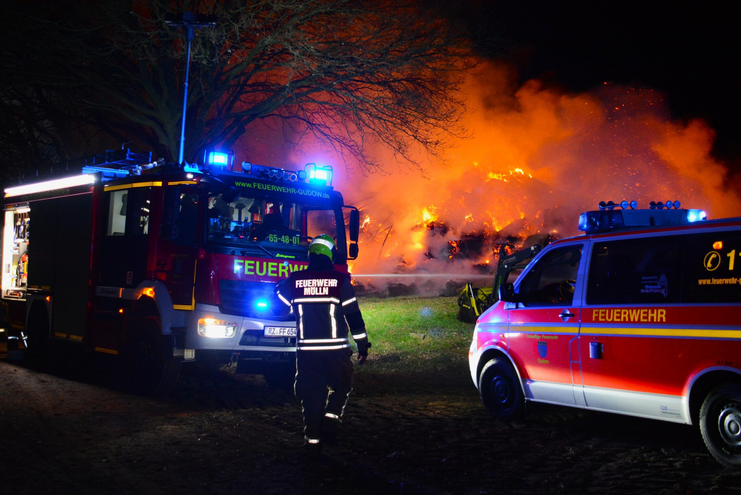 Hunderte Strohballen gingen komplett in Flammen auf.