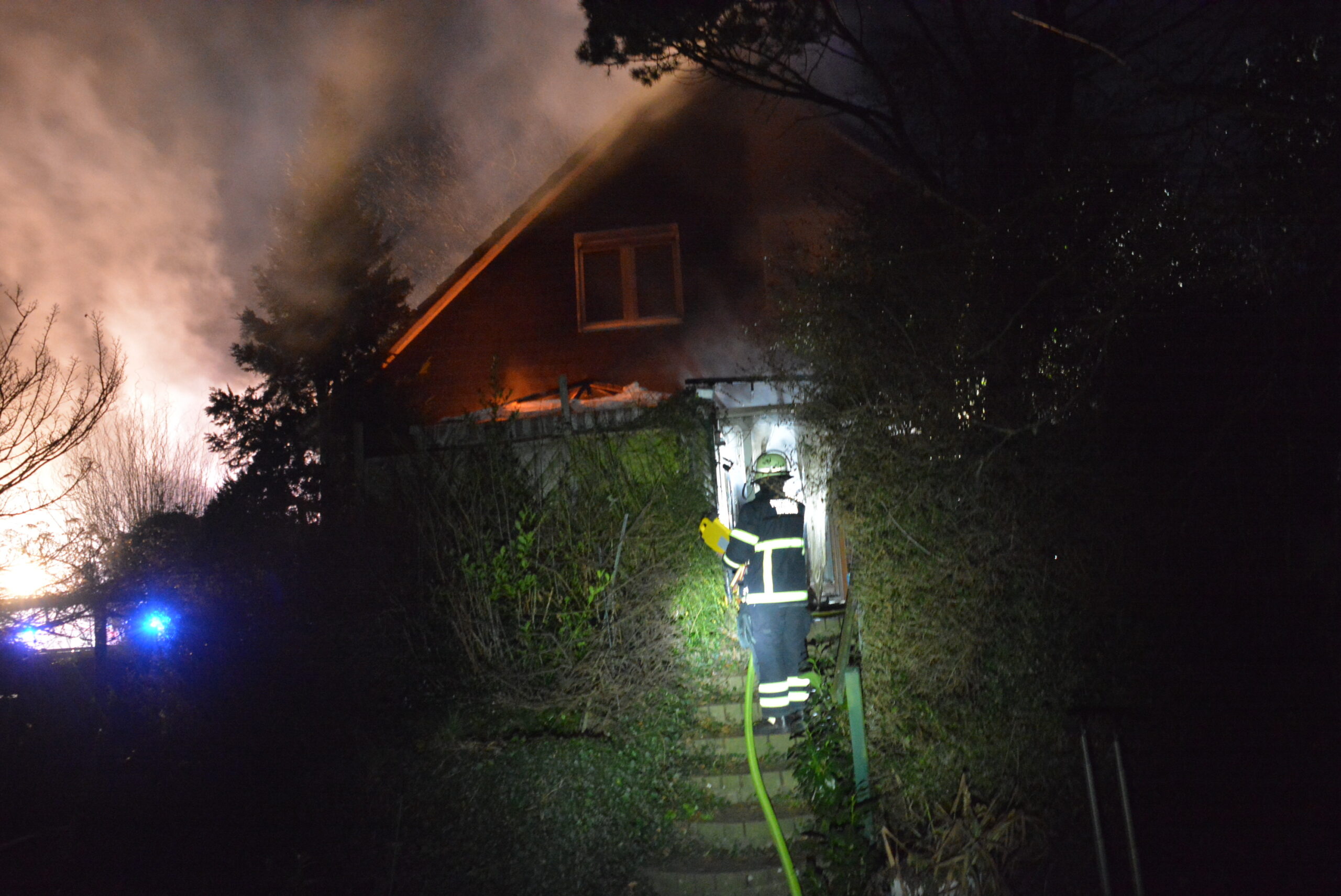 Die Bewohner des brennenden Hauses konnten gerettet werden, für ihre Hunde kam jedoch jede Hilfe zu spät.