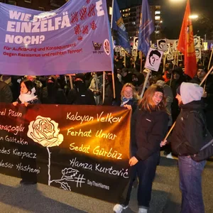Hunderte Hamburger erinnerten am Mittwochabend an die Opfer des rassistischen Anschlags von Hanau.