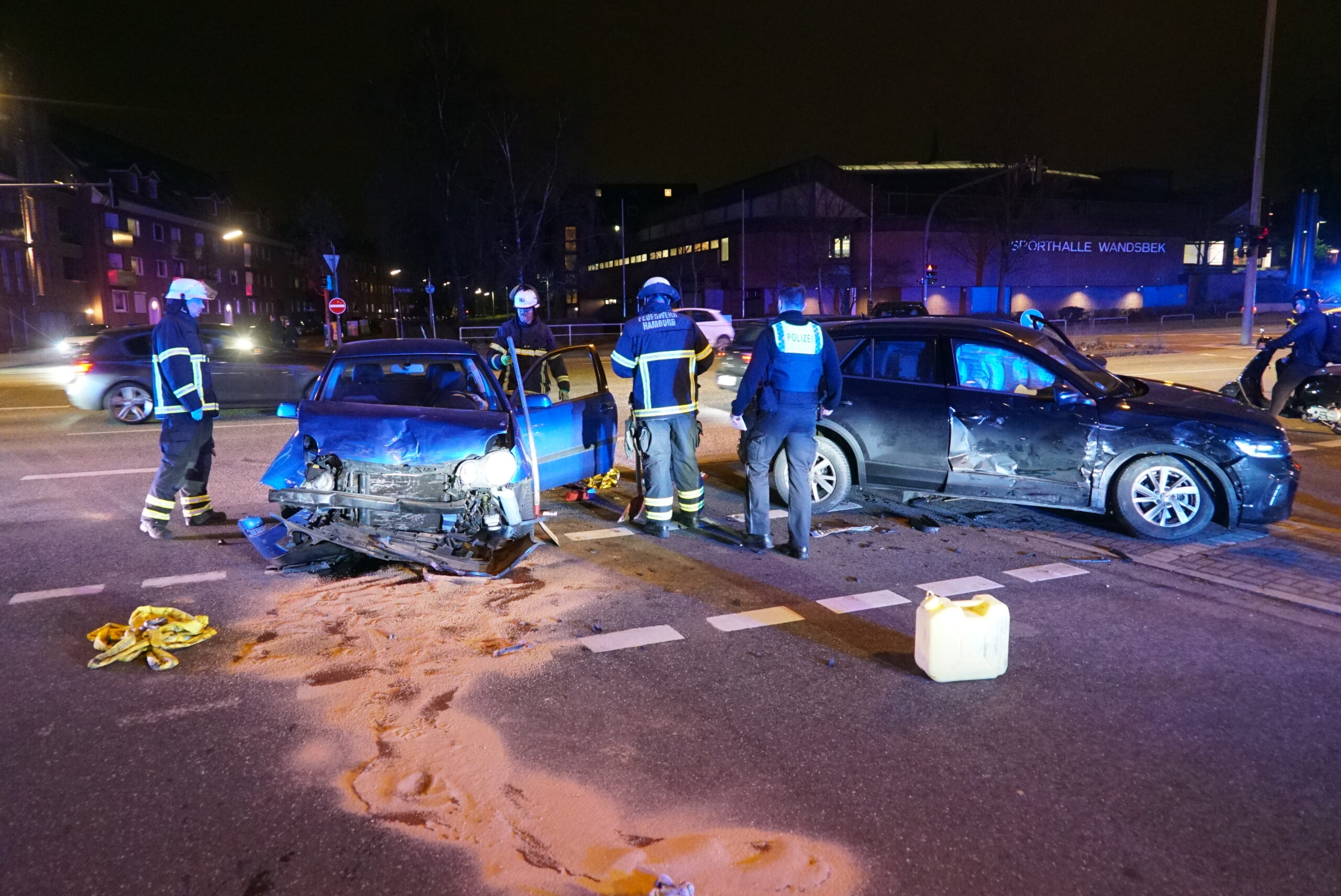 Die Kreuzung in Wandsbek glich nach dem Unfall einem Trümmerfeld.