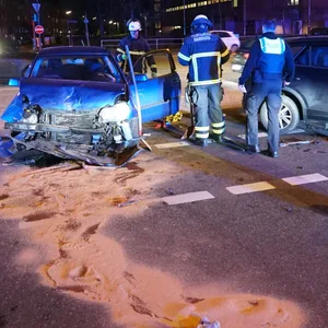 Die Kreuzung in Wandsbek glich nach dem Unfall einem Trümmerfeld.