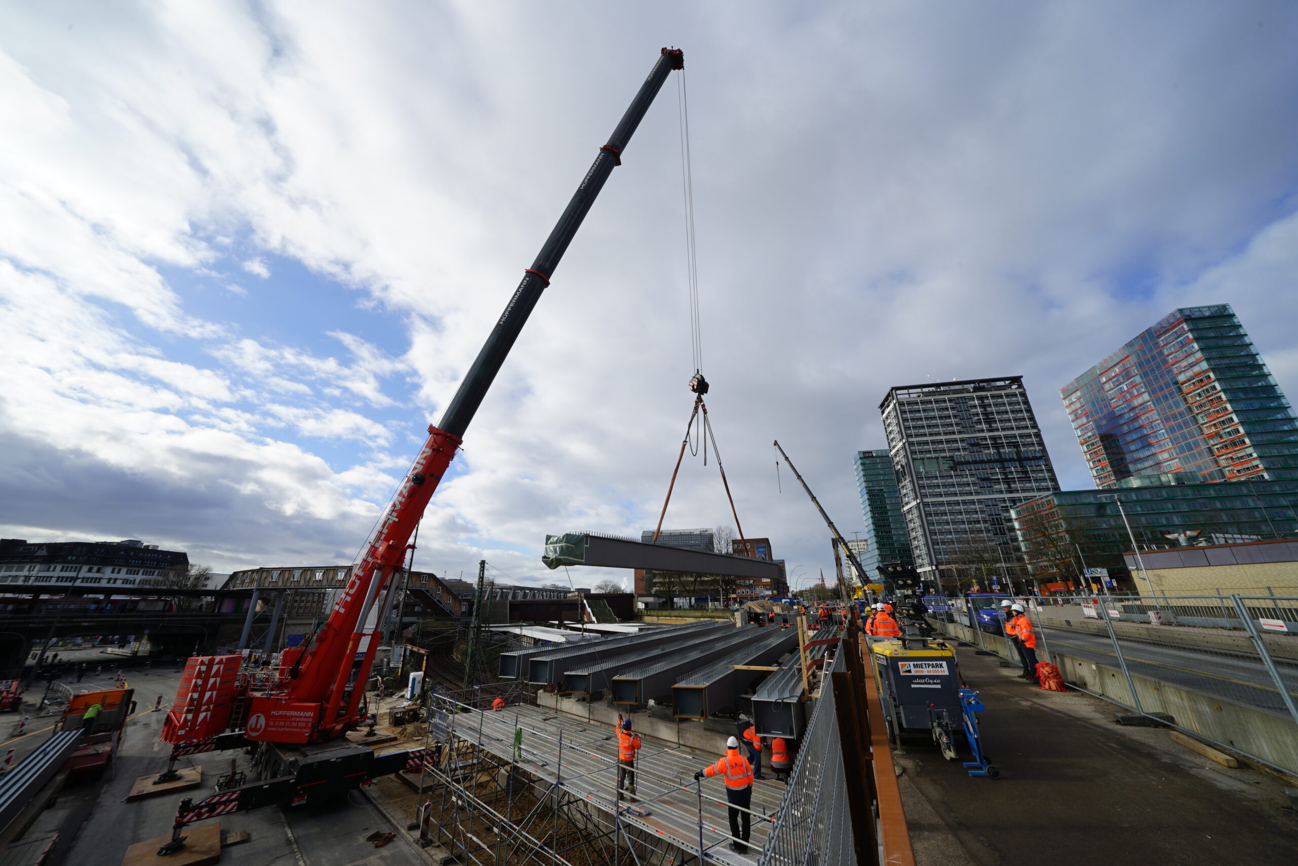 Am Sonntag wurden die ersten neuen Stahlträger für die neue Berlinertordammbrücke eingehoben.