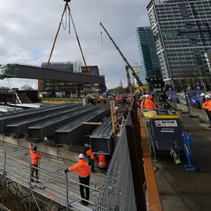 Am Sonntag wurden die ersten neuen Stahlträger für die neue Berlinertordammbrücke eingehoben.