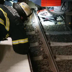 Feuerwehrleute bergen das Fahrrad aus dem Gleisbereich des Hamburger U-Bahnhofs Legienstraße.