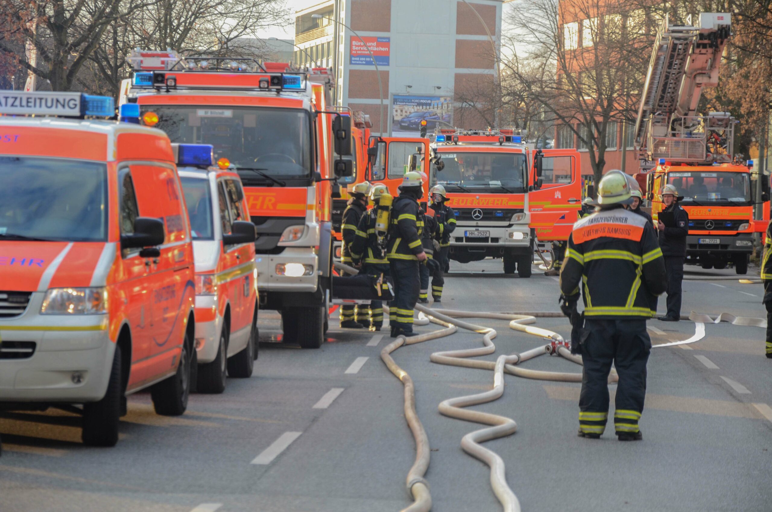 Feuer in Wohnhaus auf St. Georg – viele Bewohner gerettet, 10 Verletzte