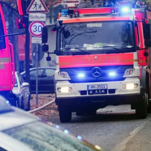 Brandeinsatz in Kirchwerder: Kinderzimmer brennt – Bewohner rettet Familie