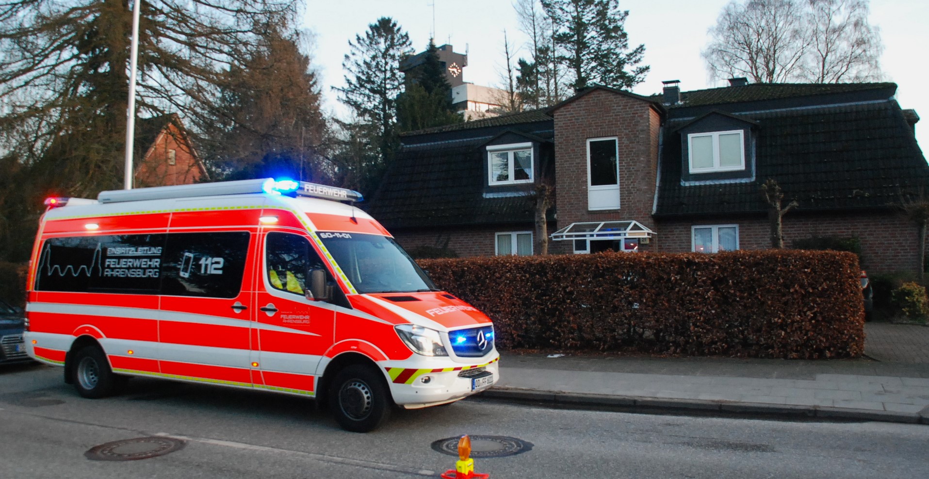 Ein Rettungswagen vor dem Brandort in Ahrensburg bei Hamburg.