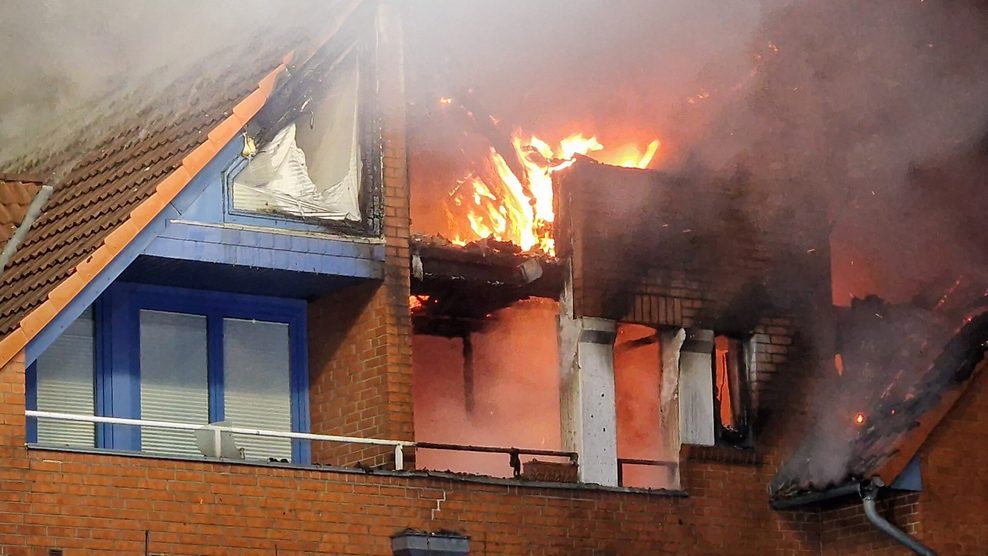 Meterhohe Flammen schagen aus dem Dach der Ferienanlage.