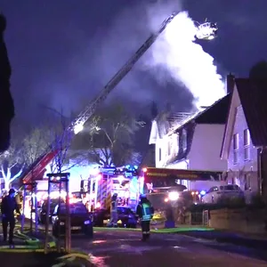 Dach eines Wohnhauses in Buxtehude in Flammen – zwei Verletzte und mehrere 100 Tausend Euro Sachschahden