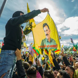 Flagge mit dem Konterfei von PKK-Anführer Abdullah Öcalan