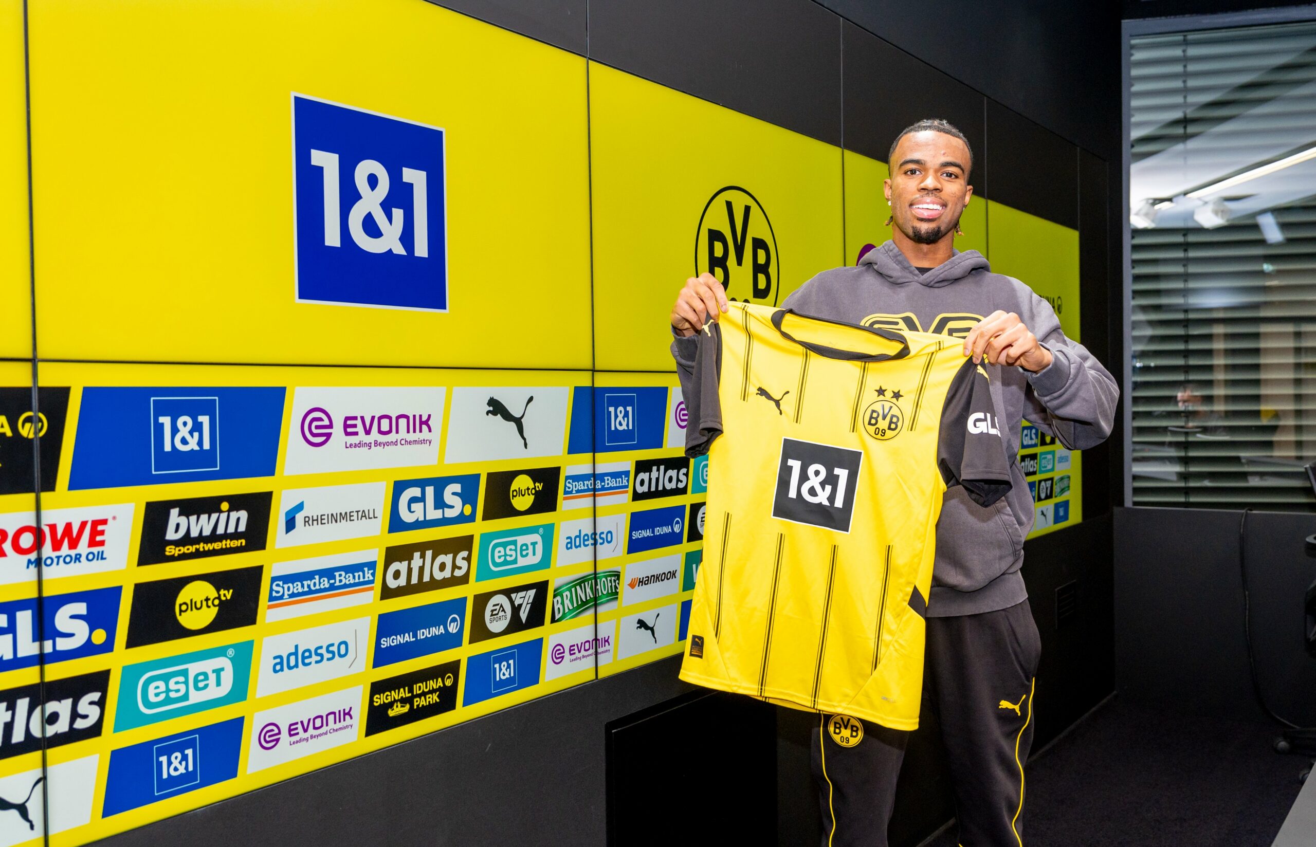 Carney Chukwuemeka mit BVB-Trikot