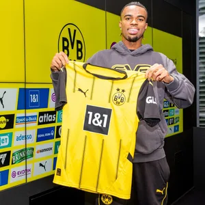 Carney Chukwuemeka mit BVB-Trikot